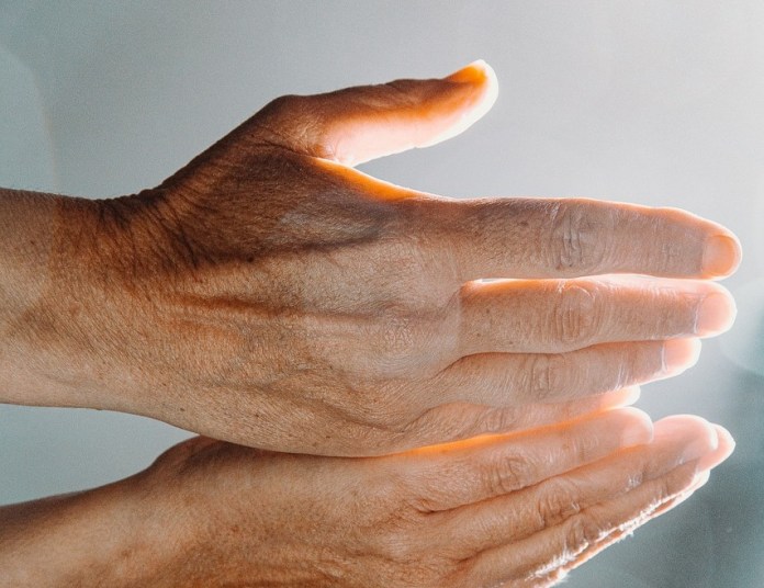 mains-ouvertes-priere-conclave-pixabay-recadree